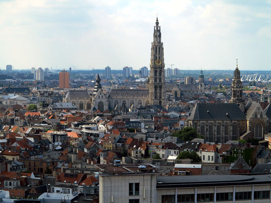 Panoramasicht vom Dach des MAS auf die Altstadt mit der Liebfrauenkathedrale