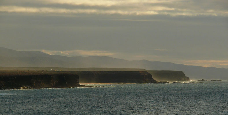 Steilküste und kleine Badebuchten südlich von El Cotillo