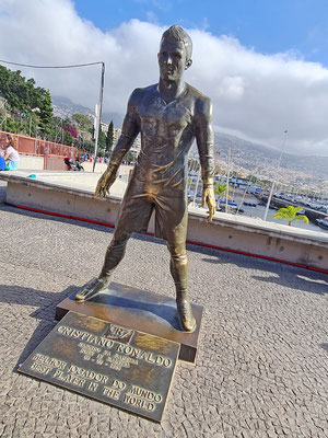Eine Statue des Fußballspielers Christiano Ronaldo steht in Funchal auf Madeira