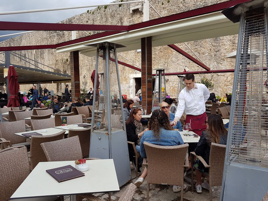 Café-Restaurant Mozart vor der Stadtmauer von Budva