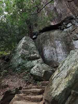 Treppen und Felsen zur Spitze des Pidurangala-Monoliths