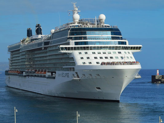 Kreuzfahrtschiff "Celebrity Eclipse" beim Auslaufen rückwärts aus dem Hafen von Ponta Delgada