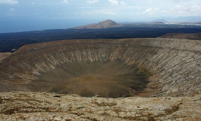 Blick vom Gipfel der Montana Blanca in die Caldera, zur Nordküste und zur Ortschaft Tinajo (rechts)