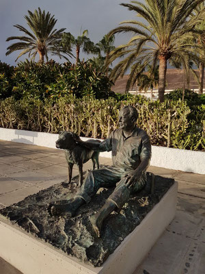 Zum Gedenken an Willy Brandt wurde am 27. 10. 2017 eine Statue in Jandia enthüllt. Die dortige Strandpromenade Calle Acantilado wird den Namen „Paseo Willy Brandt“ erhalten.