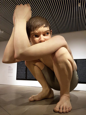 Ron Mueck (1958, AUS): Boy, 1999. Der Künstler brauchte acht Monate, um von einem 40 cm hohen Tonmodell zu der heutigen, fast fünf Meter hohen Glasfaserskulptur zu gelangen.