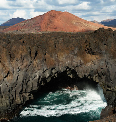 Vordere Umschlagseite: Los Hervideros und Montaña Bermeja, westlich von Yaiza