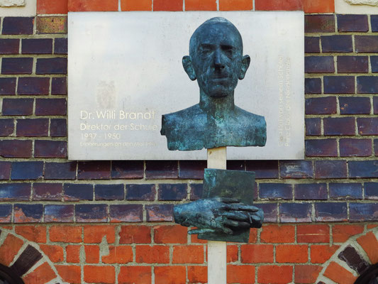 Bronzebüste des ehemaligen Leiters des Gymnasiums Friderico-Francisceum, Willy Brandt (1885-1975), der 1945 an der kampflosen Übergabe der Stadt beteiligt war.  Gestiftet von seinem Schüler Prinz Claus der Niederlande