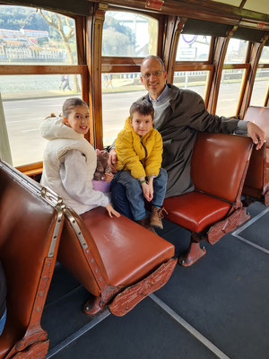 Jörg mit Kindern in der alten Straßenbahn