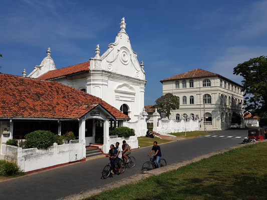 Öffentliche Bücherei, Niederländisch Reformierte Kirche und Amangalla Hotel im Kolonialstil