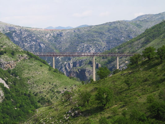 Mala-Rijeka-Viadukt. Mit 198 m Höhe über Talgrund und 137,5 m hohen Pfeilern ist sie die höchste Eisenbahnbrücke Europas.