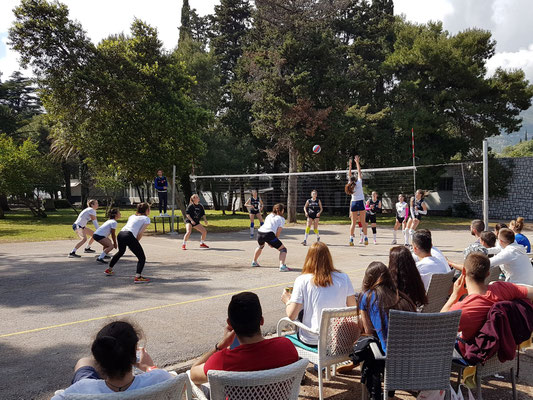 Volleyball-Spiel am Strand von Budva