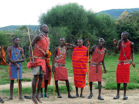 Massai beim Sprungtanz