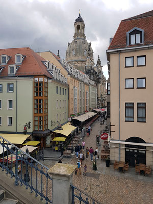 Blick in die Münzgasse mit vielen Restaurants, links hinten die Frauenkirche