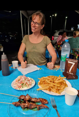 Abendessen mit Dorrit im Straßenrestaurant von Papeete