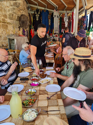 Mittagessen der Reisegruppe in Akkon