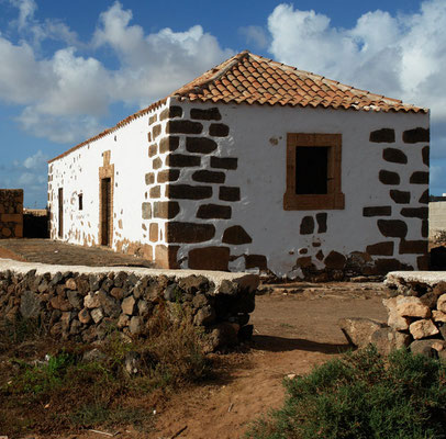 La Oliva, Landhaus mit kunstvollen Fenster- und Türeinfassungen, in der Nähe der Casa de los Coroneles