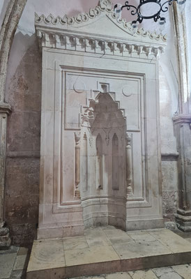 Mihrab in der Südmauer im Abendmahlssaal in der Dormitio-Basilika. Im Untergeschoss befindet sich das Davidsgrab