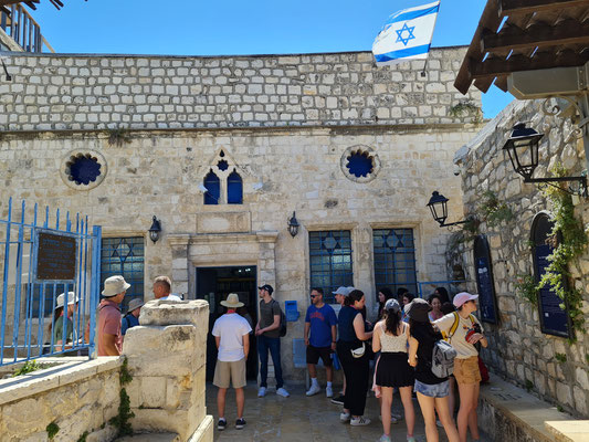 Vor der Ari Ashkenazi-Synagoge