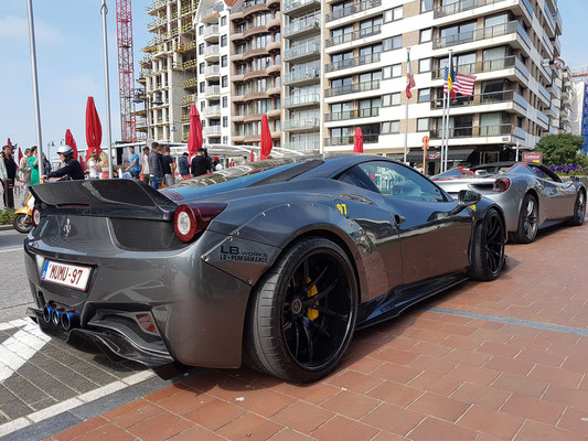 Zwei Ferrari-Sportwagen in Knokke-Heist