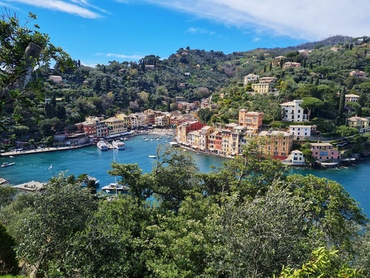 Blick auf Portofino vom Wanderweg zum Castello Brown