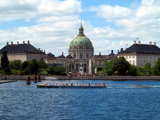 Blick vom Neuen Opernhaus auf Schloss Amalienborg, dem Sitz der königlichen Familie