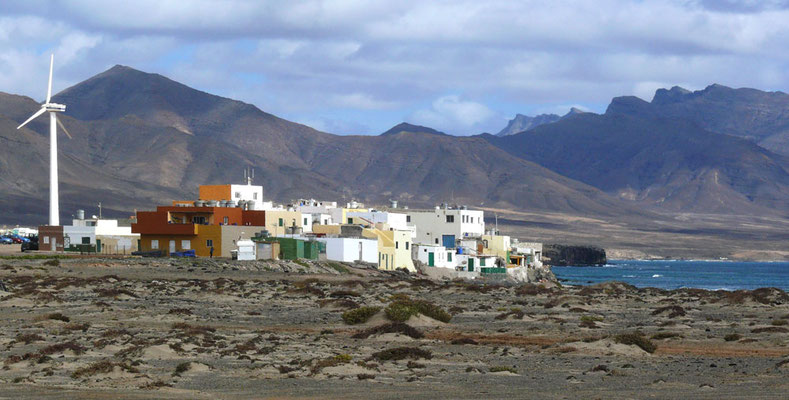 Blick von Puertito de la Cruz am westlichsten Ende Fuerteventuras, dahinter die Bergkette Macizo de Jandía