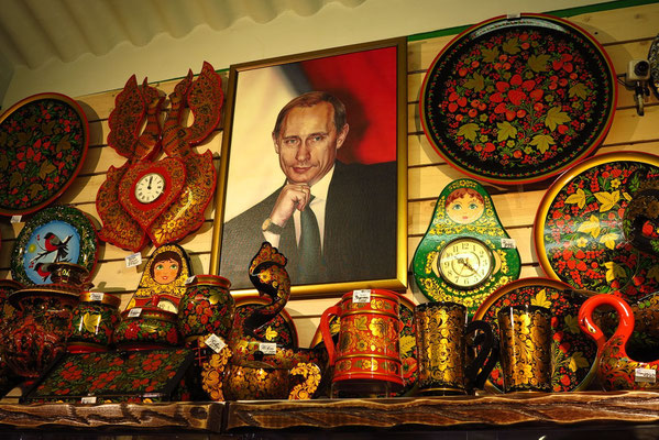 Souvenirladen im Historischen Museum, über allem thront der Staatspräsident Wladimir Putin