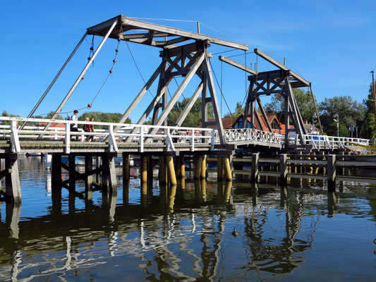 Die Wiecker Holzklappbrücke, 1887 nach holländischem Vorbild erbaut, verbindet die Ortsteile Wieck und Eldena. Sie wird mehrmals täglich von Hand geöffnet.