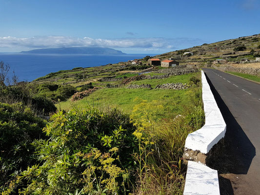 Zu Fuß auf der Straße von Caldeirão zur Vila do Corvo