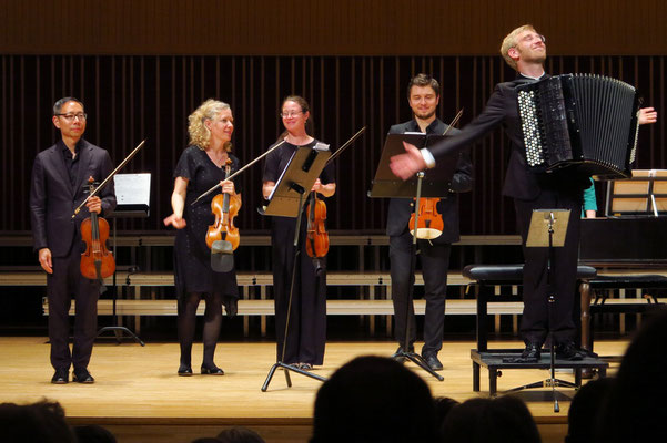 Applaus nach dem Konzert für das Orchester BaroqueAros, rechts: Bjarke Mogensen