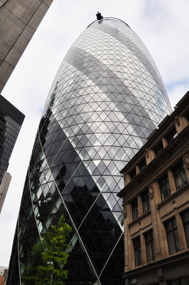 30 St. Mary Axe, häufig The Gherkin genannt ("Gewürzgurke"), ist ein 180 m hoher Wolkenkratzer im Finanzbezirk der City of London (Architekt: Norman Foster)