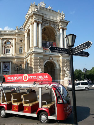 Rundfahrten durch Odessa beginnen vor dem Opernhaus