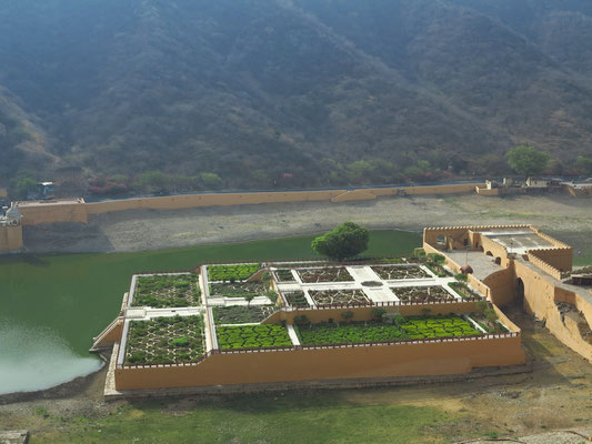 Blick vom Amber-Fort auf den Kesar Kyari Garten