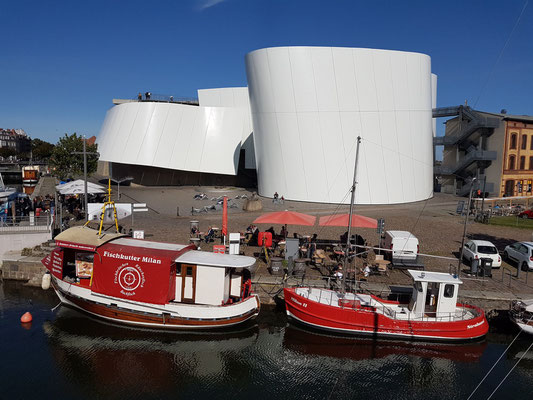 Ozeaneum und zwei Fischkutter mit Imbiss, Blick von der Terrasse des Fritz-Braugasthauses