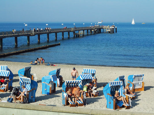 Kühlungsborn, Blick auf den Badestrand und die Seebrücke