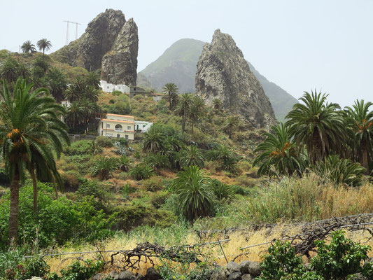Wahrzeichen von Hermigua: Zwillingsfelsen Roques de San Pedro (Pedro y Petra) im oberen Hermigua