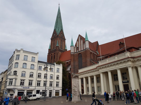 Schweriner Marktplatz mit Löwendenkmal, Blick zum Schweriner Dom