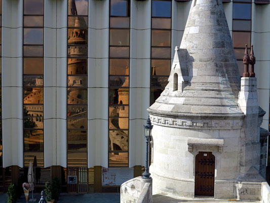 Einer der konischen Türme der Fischerbastei, dahinter das moderne 5-Sterne-Hotel Hilton