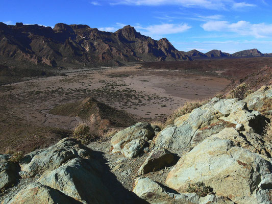 Las Cañadas. Blick nach W in die Ucanca-Ebene mit der Caldera-Umrandung, im Vordergrund die Azulejos-Felsen