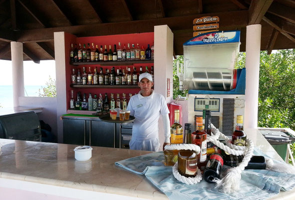 Barkeeper Alexander mit Cocktails