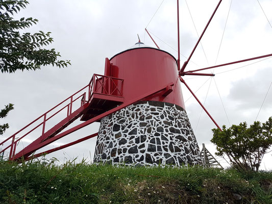 Renovierte traditionelle portugiesische Windmühle auf einem Bergrücken nördlich von Horta