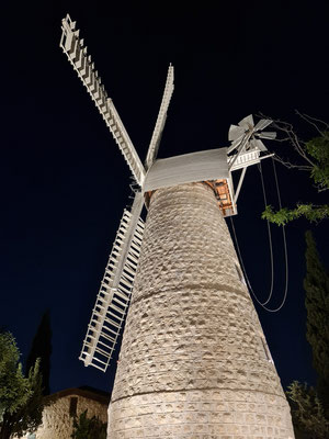 Montefiore Windmühle aus dem Jahr 1857, heute mit einem Besucherzentrum mit Weinproben