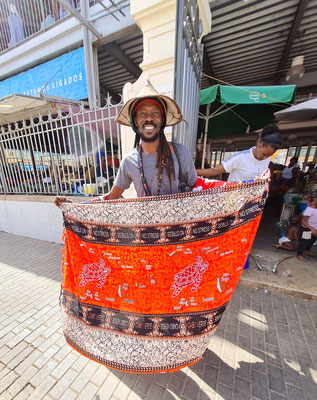 Verkäufer von Textilien in Praia