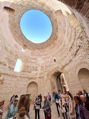 Vestibül, der Vorraum zu den kaiserlichen Zimmern, innen mit kreisförmigem Grundriss, ursprünglich mit Nischen mit Statuen und einer großen Kuppel mit Mosaik