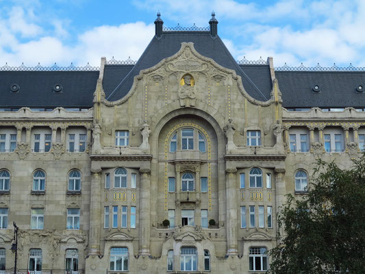 Fassade des Gresham-Palastes (heute Hotel Four Season) mit Jugendstil-Dekor