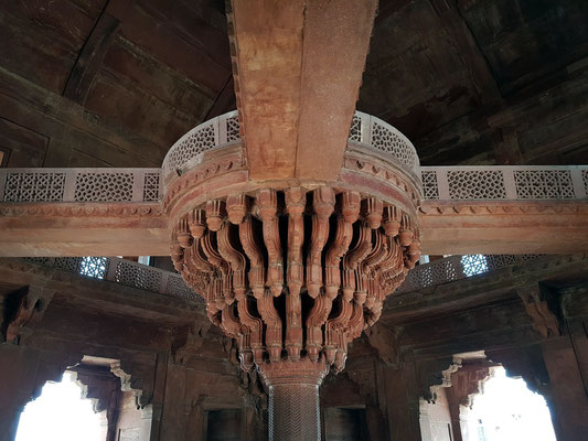 Eine wunderbar skulpturierte Säule, der so genannte Thronpfeiler, auf welchem der Thron ruhte, bildet den Mittelpunkt der Halle Diwan-i-Khas.