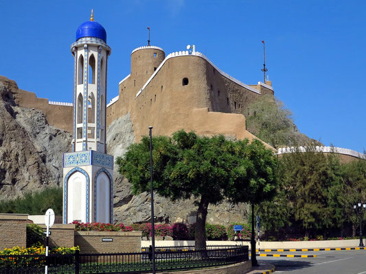 Minarett der Al-Khor-Moschee, dahinter die Festung Mirani, von den Portugiesen im 16. Jahrhundert erbaut