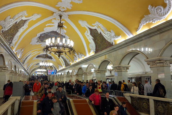 Komsomol'skaja, nach einem Entwurf des renommierten Architekten Alexei Schtschussew erbaut (Stalinpreis)