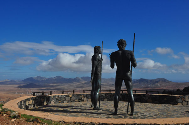 Morro Velosa Statuen. Riesige Statuen der ehemaligen Guanchenkönige der Insel, Ayose und Guize (Emiliano Hernández, 2008)