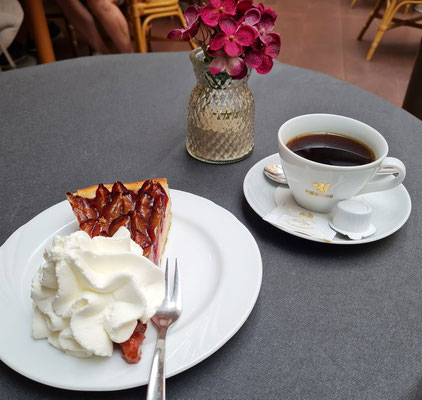 Kleine Pause mit Pflaumenkuchen im Roten Haus